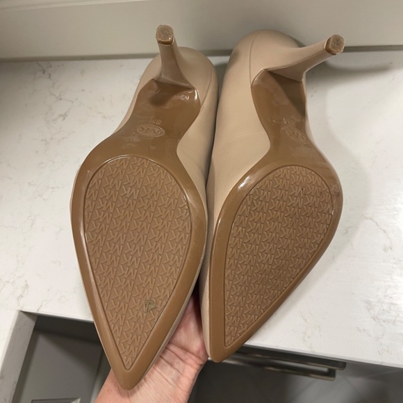 MICHAEL KORS ALINA CLASSIC TAN LEATHER PUMPS.   NEW    SIZE 8 - Picture 6 of 7